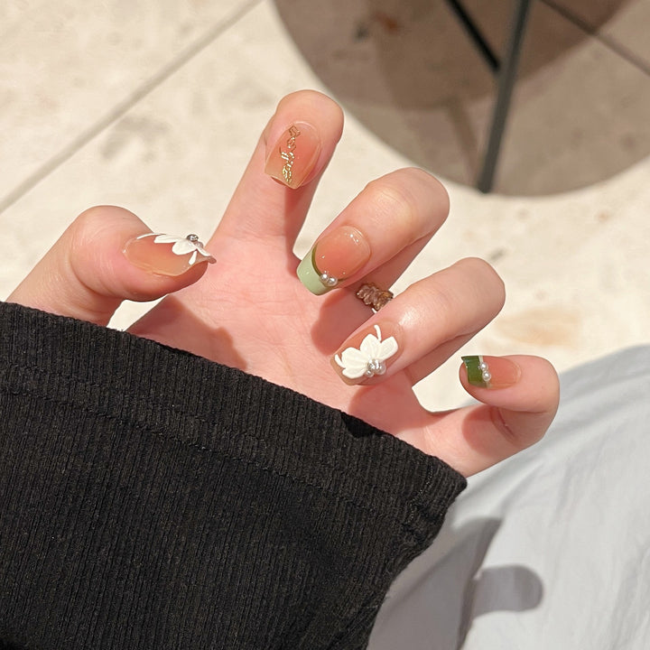 Elegant Foil and Floral Press-On Nail Set Bowlift