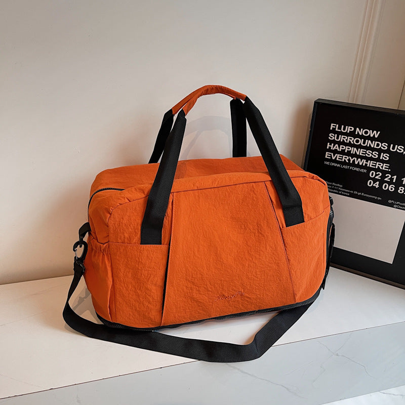 Sporty travel bag with innovative storage Bowlift
