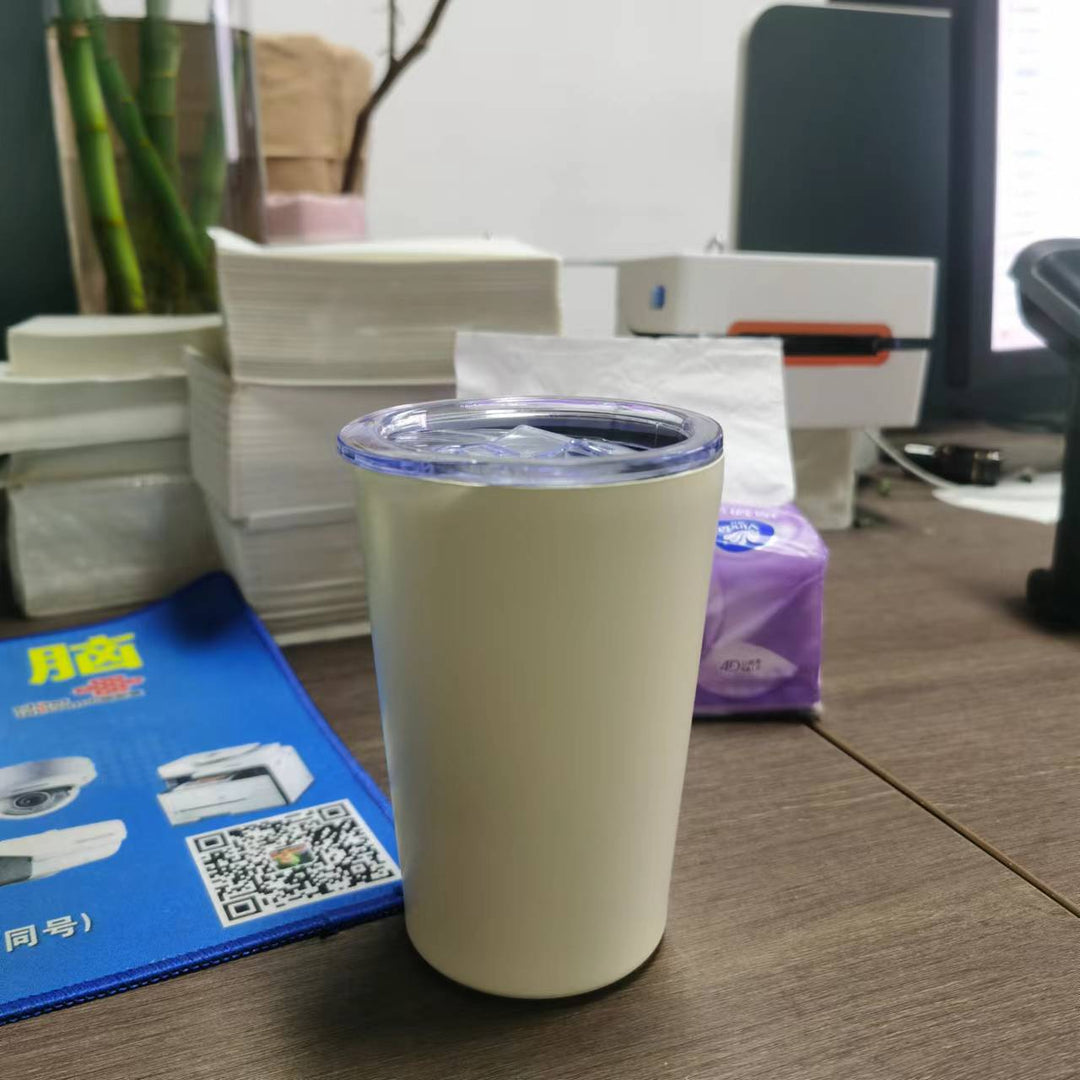 Women’s insulated cup with innovative press closure Bowlift