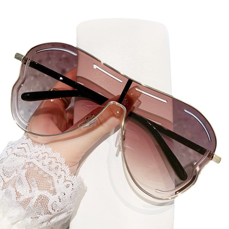 Women's sunglasses in modern shield design Bowlift