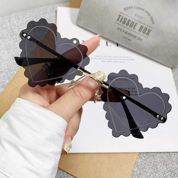 Ladies Cat-Eye Sunglasses in unique Heart Design Bowlift