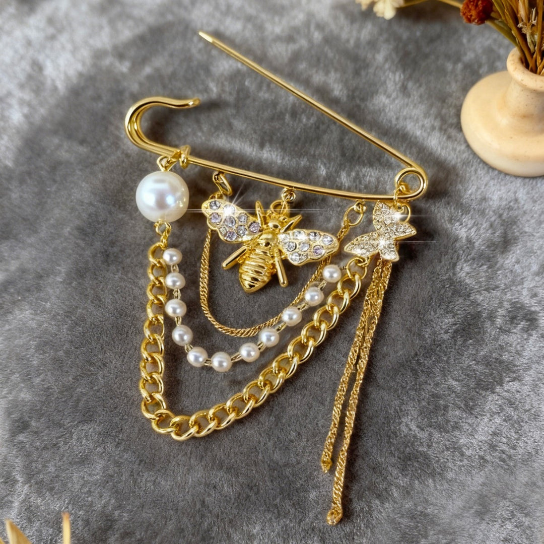 Elegant safety pin with pearls and crystals Bowlift