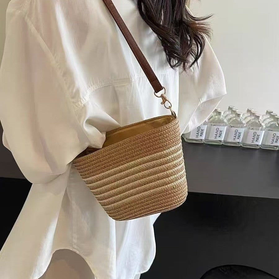 Elegant and Versatile Shoulder Bag Bowlift