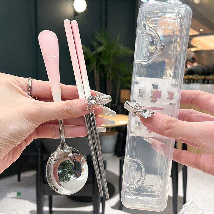 Portable cutlery set in hygienic storage box Bowlift