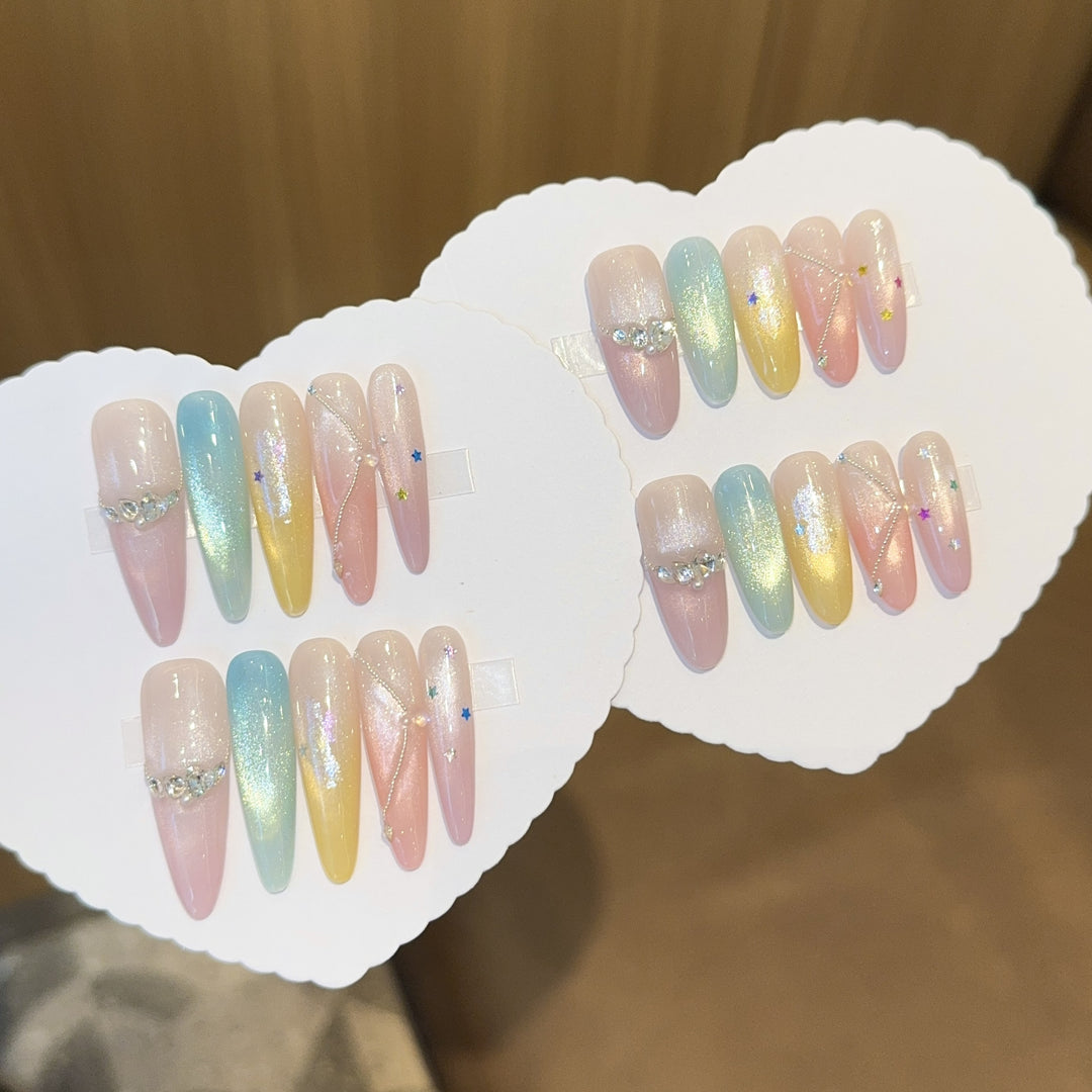 Artificial nails with shimmering effects and sparkling rhinestone details Bowlift