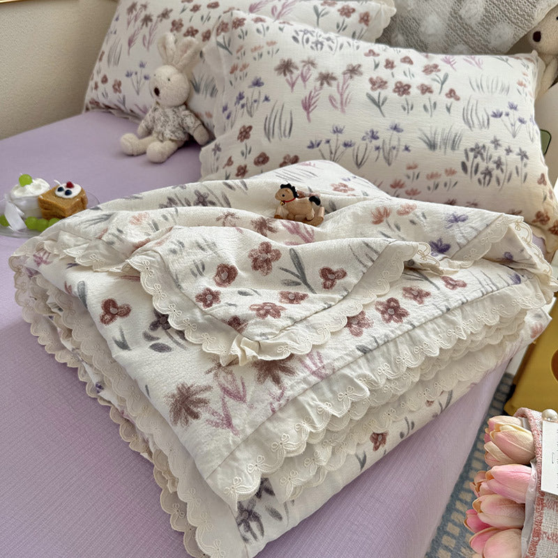 Women Cozy Bedspread with Playful Floral Pattern Bowlift