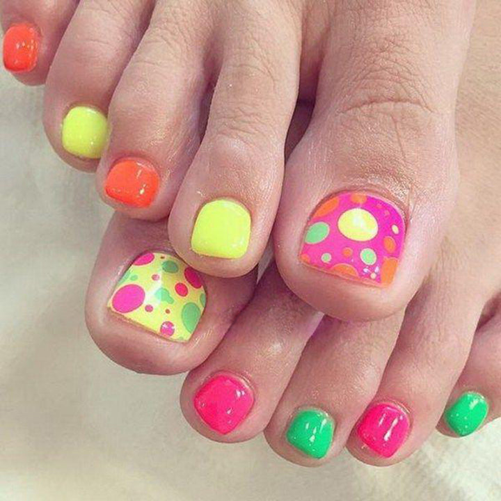 Colorful artificial nails in a set Bowlift