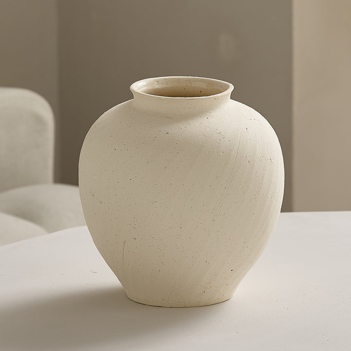 Elegant ceramic vase with organic shapes Bowlift