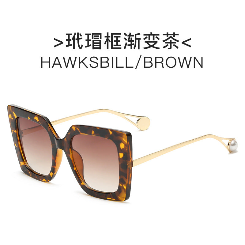Ladies elegant sunglasses with geometric frame Bowlift