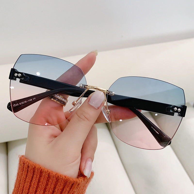 Women’s elegant sunglasses with innovative design Bowlift