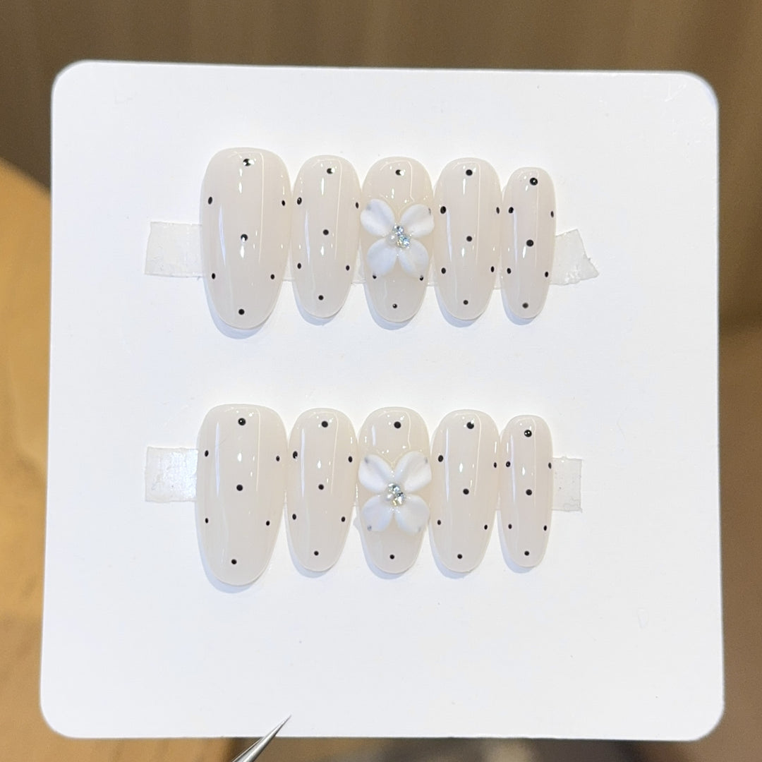 Artificial nail tips with floral and dotted accents Bowlift