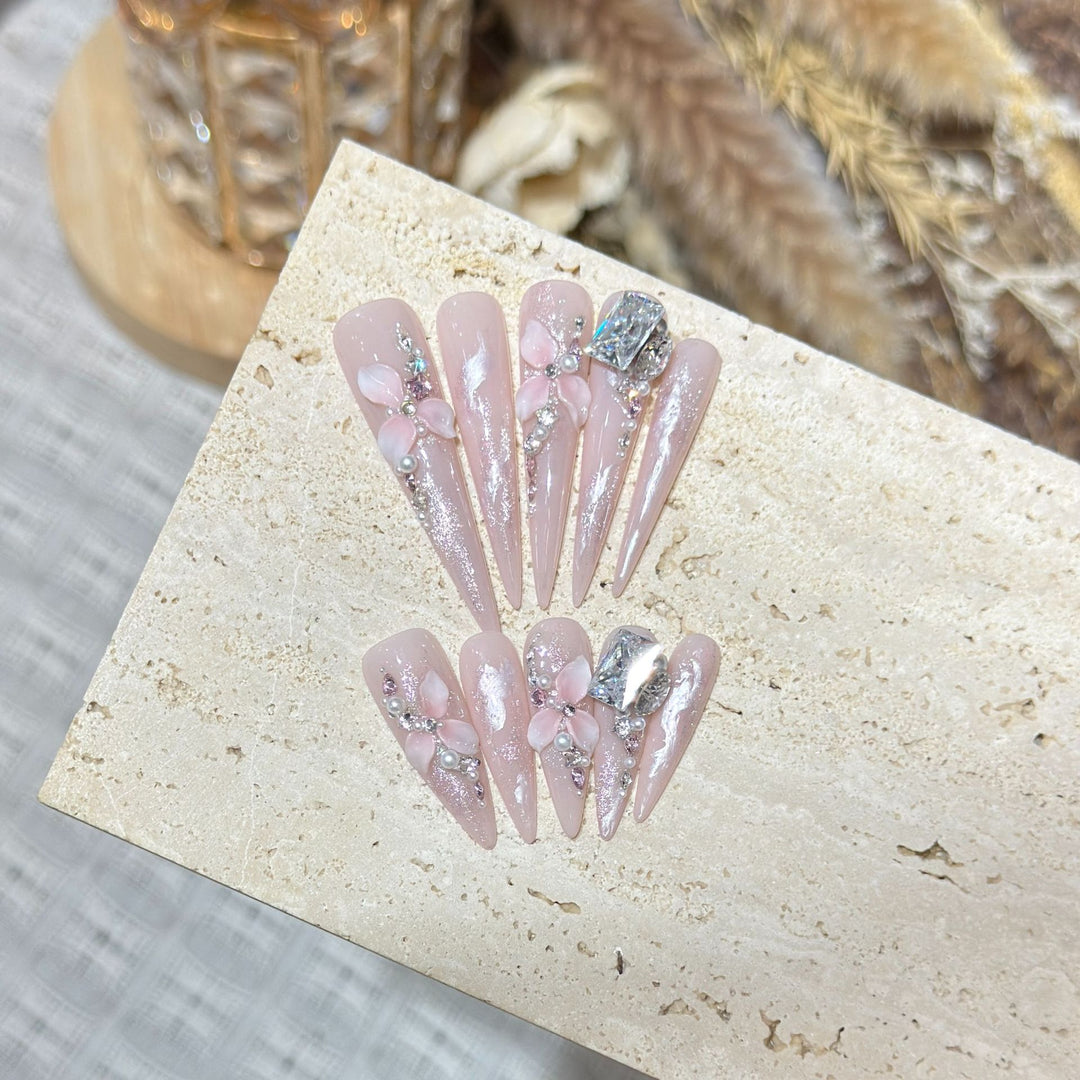 Artistic Decorative Stiletto Press-On Nail Set with Floral Accents Bowlift