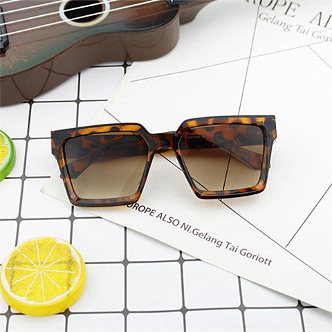 Women's oversized sunglasses in trendy corner design Bowlift