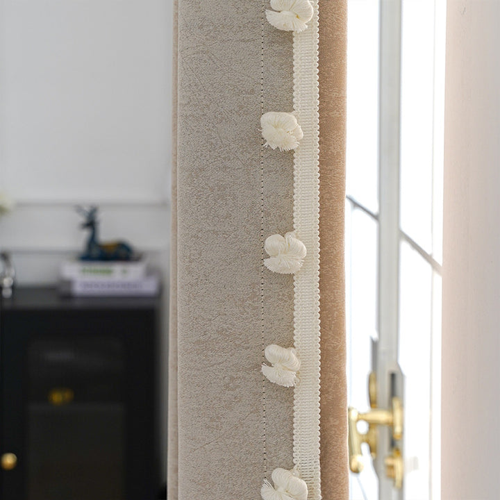 Decorative curtain trim with pompons Bowlift