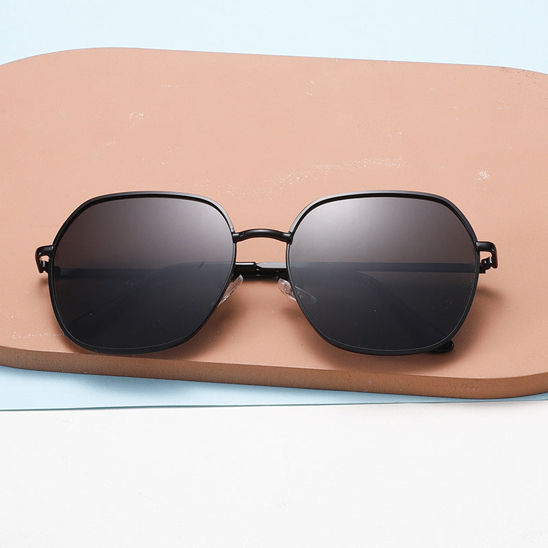 Women Elegant oversized Sunglasses with high-quality metal frame and UV protection Bowlift