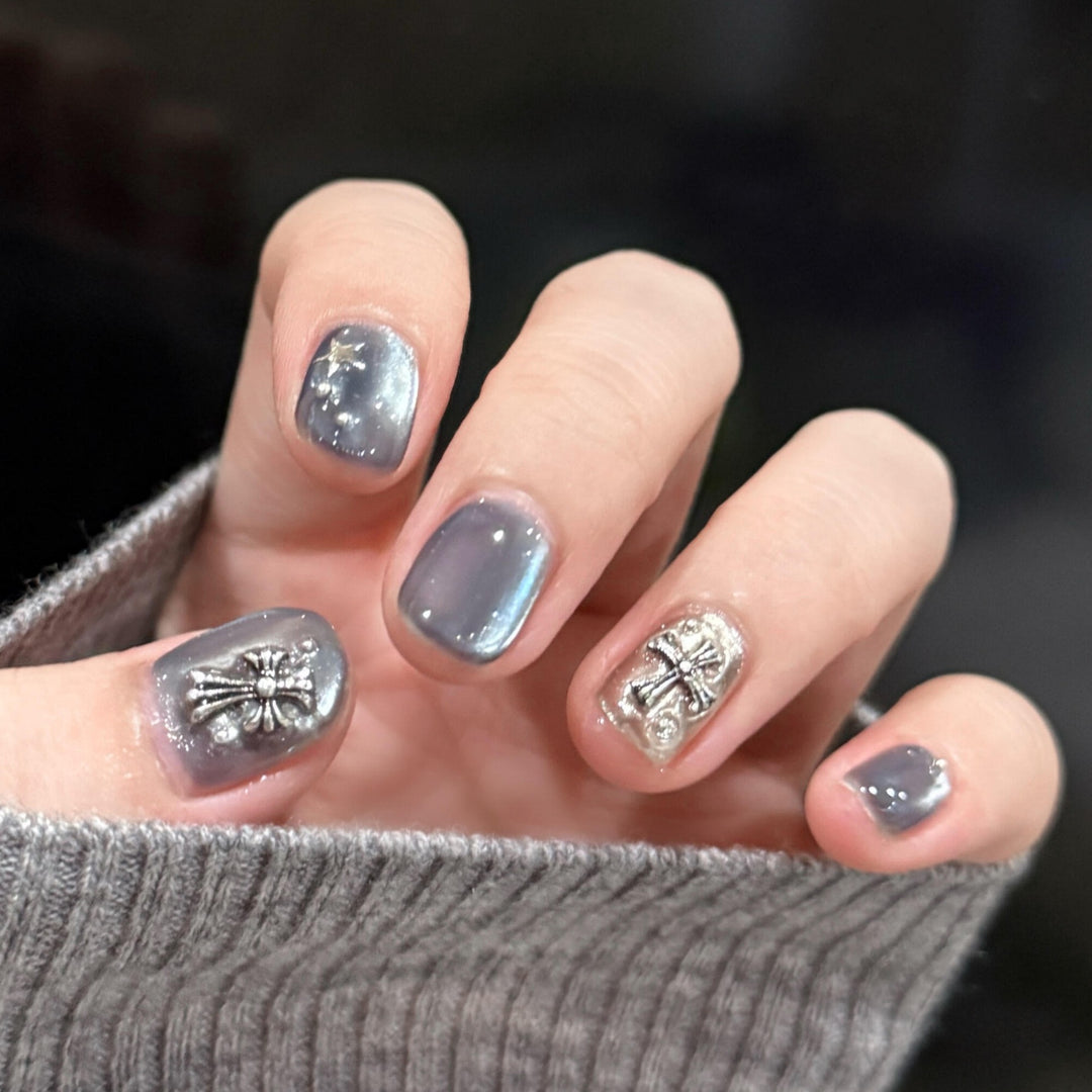 Artificial nail set with glamorous metallic effects Bowlift