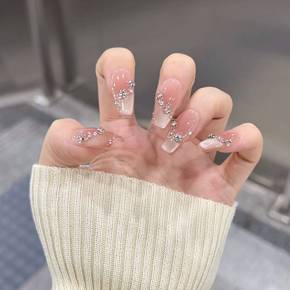 Artistic Floral-Embellished Press-On Nail Art Bowlift