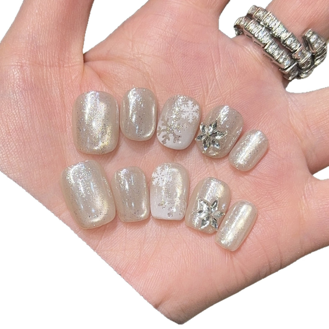 Artificial nails with festive snowflake design Bowlift