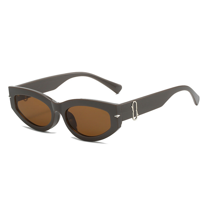 Retro-Inspired Cat-Eye Sunglasses with Bold Frame Bowlift