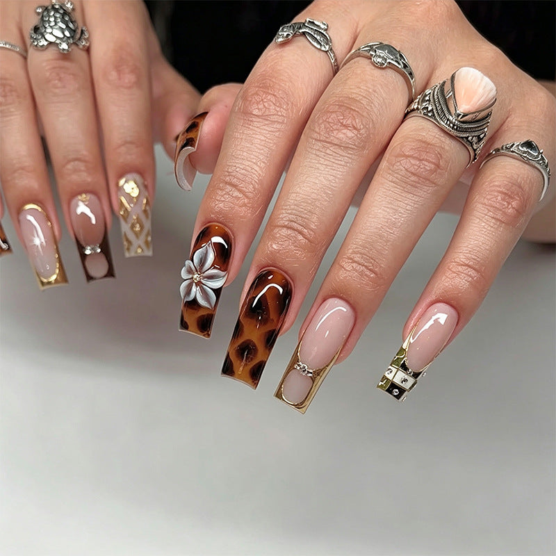 Elegant Artificial Nail Tips with Gold Accents Bowlift