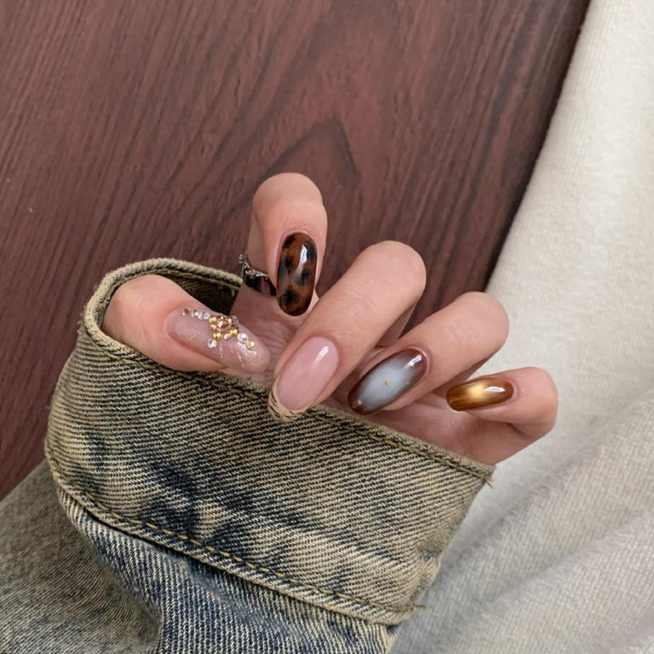 Artificial nail set with elegant patterns and glitter accents Bowlift