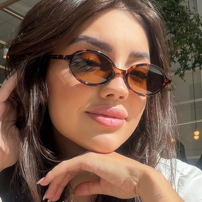 Ladies fashionable retro-inspired sunglasses Bowlift