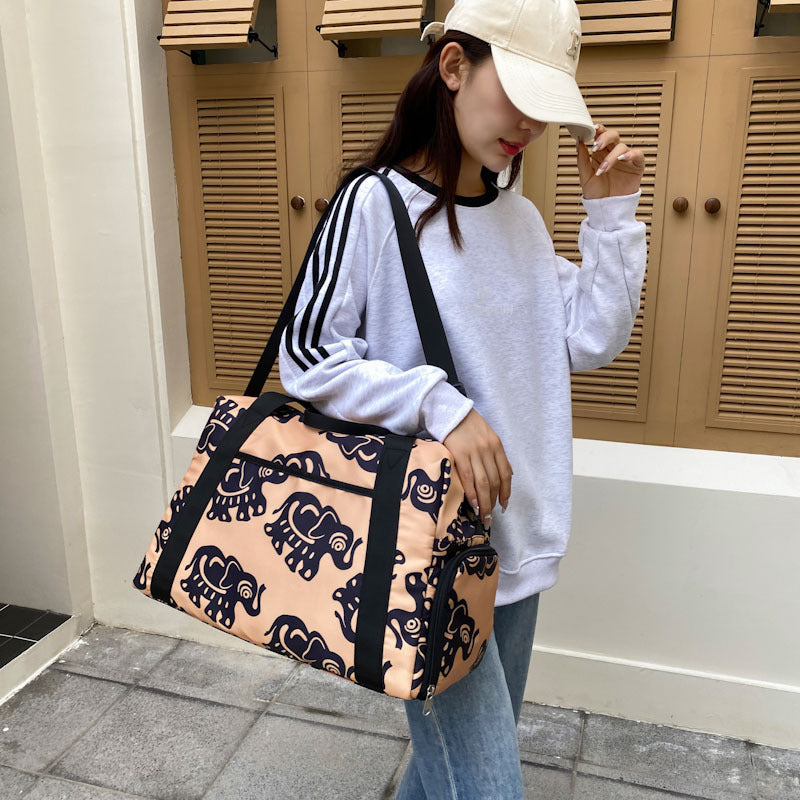 Sporty travel bag with playful elephant pattern Bowlift