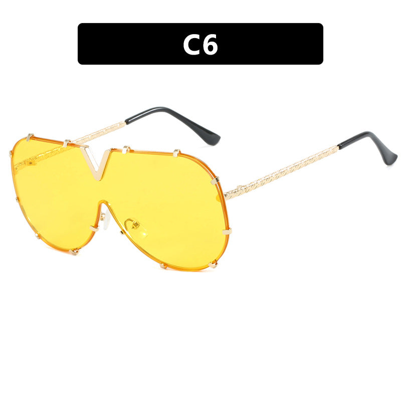 Women oversized goggles in futuristic design Bowlift