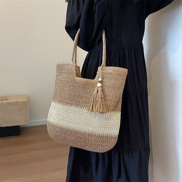 Handbag made of braided natural material with tassel details Bowlift
