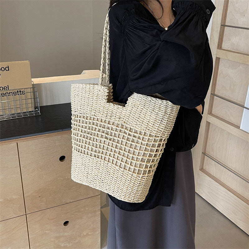 Macramé Tote Bag with Open Structure Bowlift
