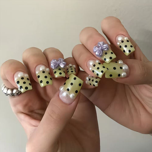 Artificial nails with playful dots and 3D elements Bowlift