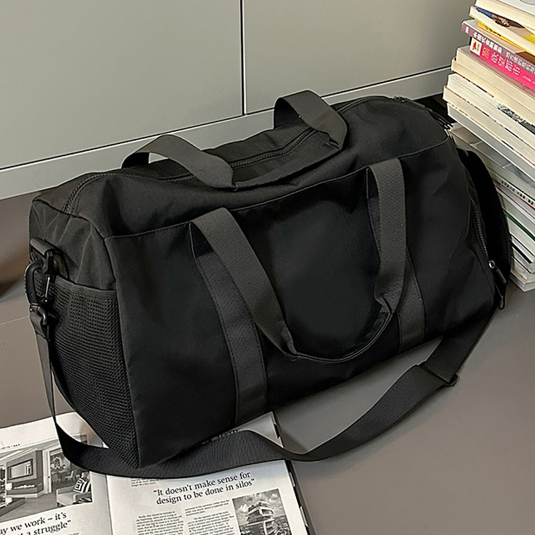 Sporty travel bag with reinforced carrying system and secure interior Bowlift