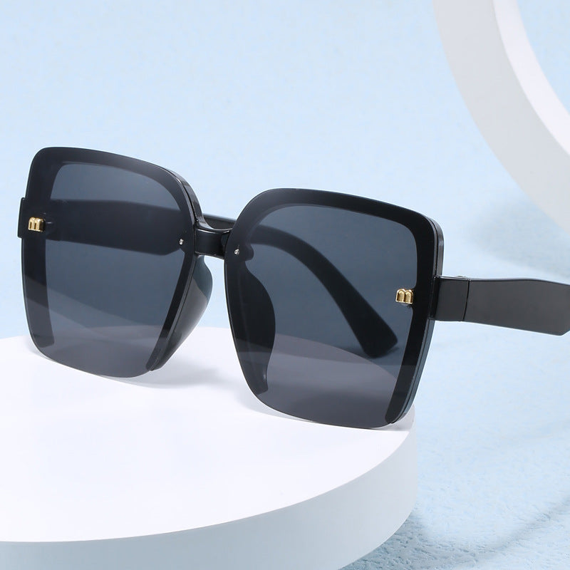 Women's oversized sunglasses with stylish, modern frame Bowlift