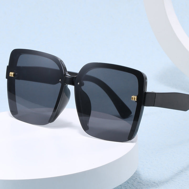 Women's oversized sunglasses with stylish, modern frame Bowlift