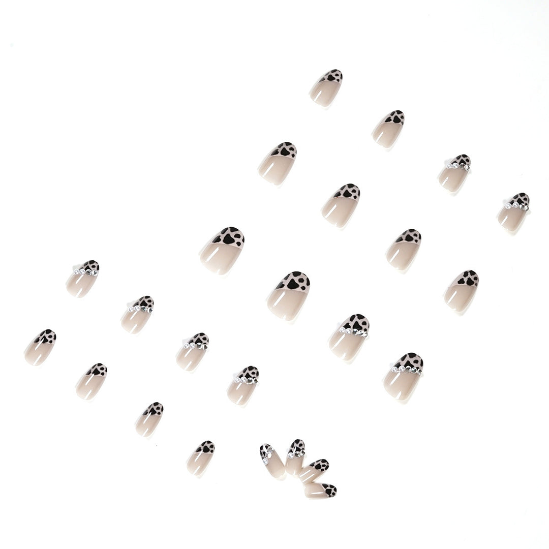 Artificial nail set with glamorous leopard pattern and elegant pearl decorations Bowlift