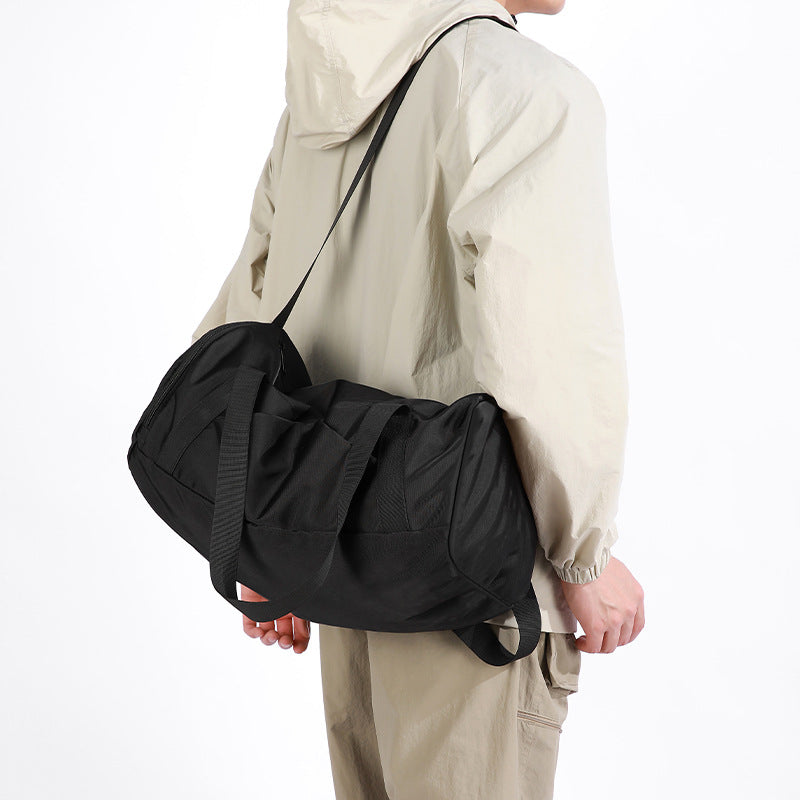 Sporty travel bag with adjustable shoulder strap and sturdy material Bowlift