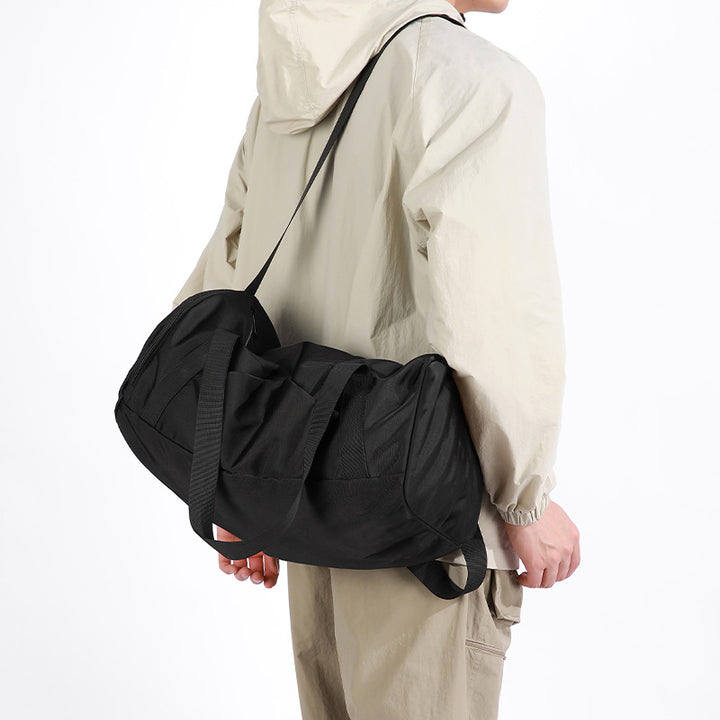 Sporty travel bag with adjustable shoulder strap and sturdy material Bowlift