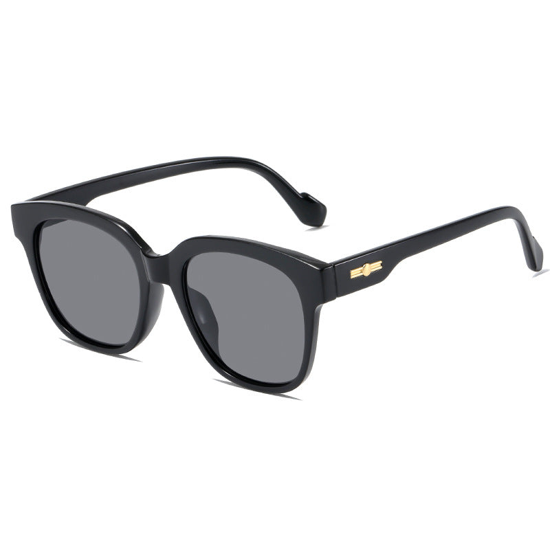 Women’s classic sunglasses with modern oversized frame Bowlift