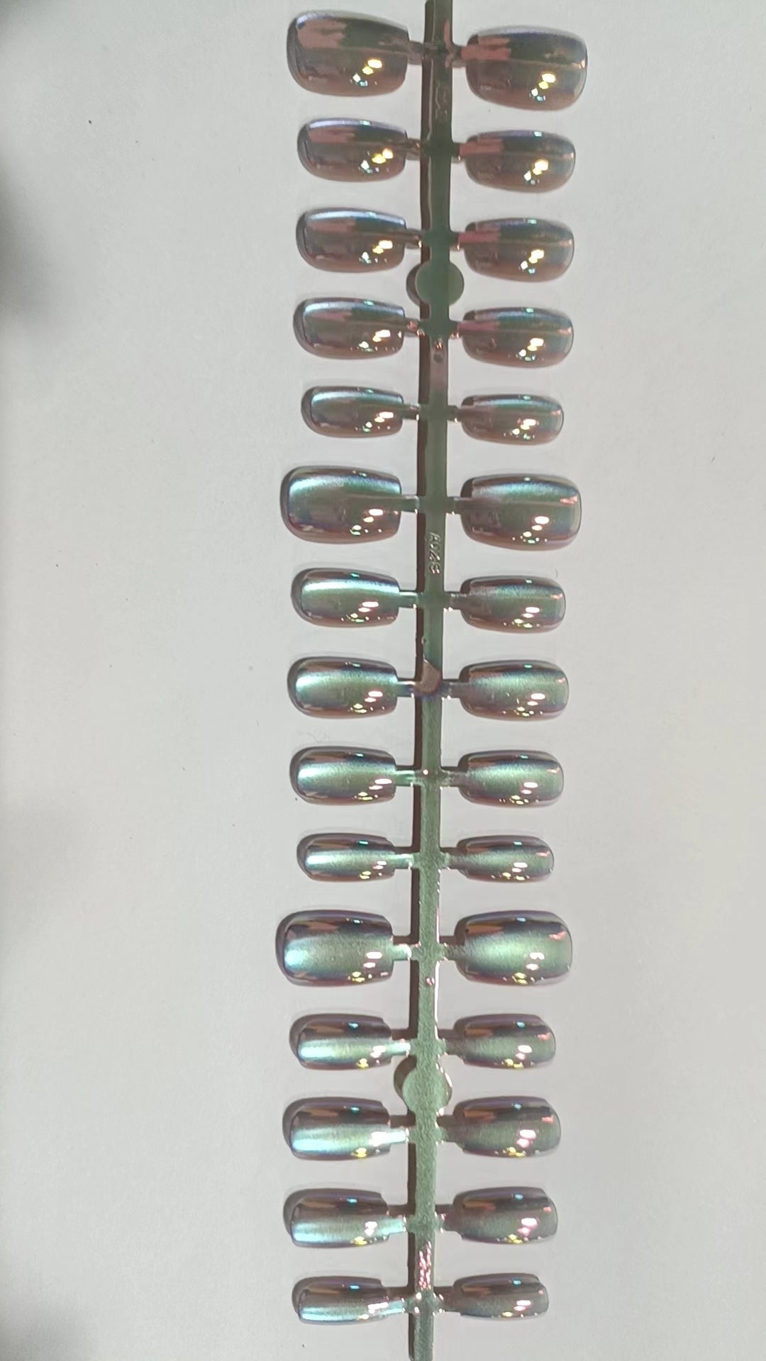 Iridescent Press-On Nail Art Set Bowlift