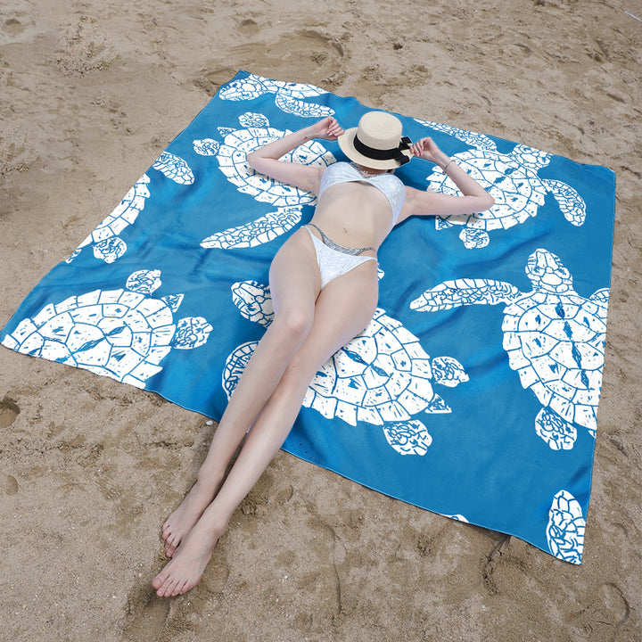 Beach blanket with colorful turtle pattern Bowlift