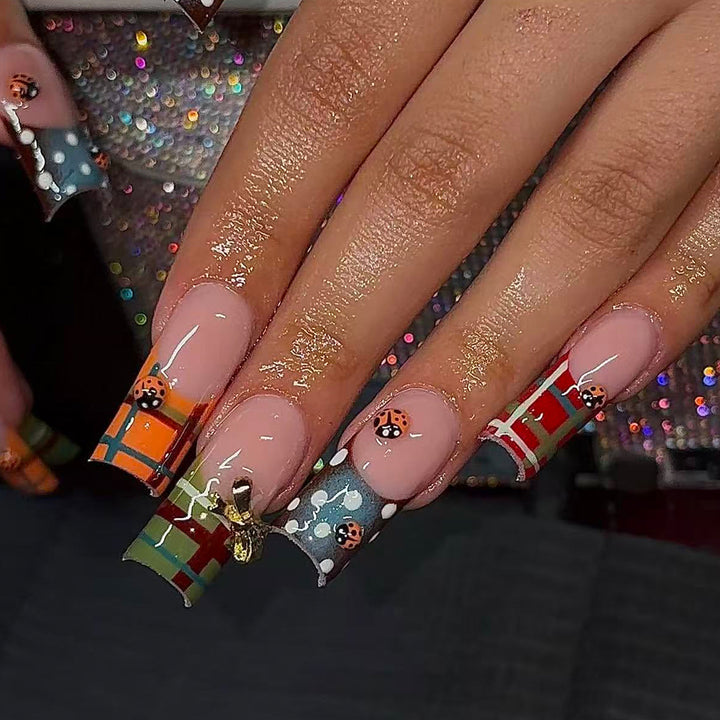 Artificial nails with unique plaid pattern and 3D applications Bowlift
