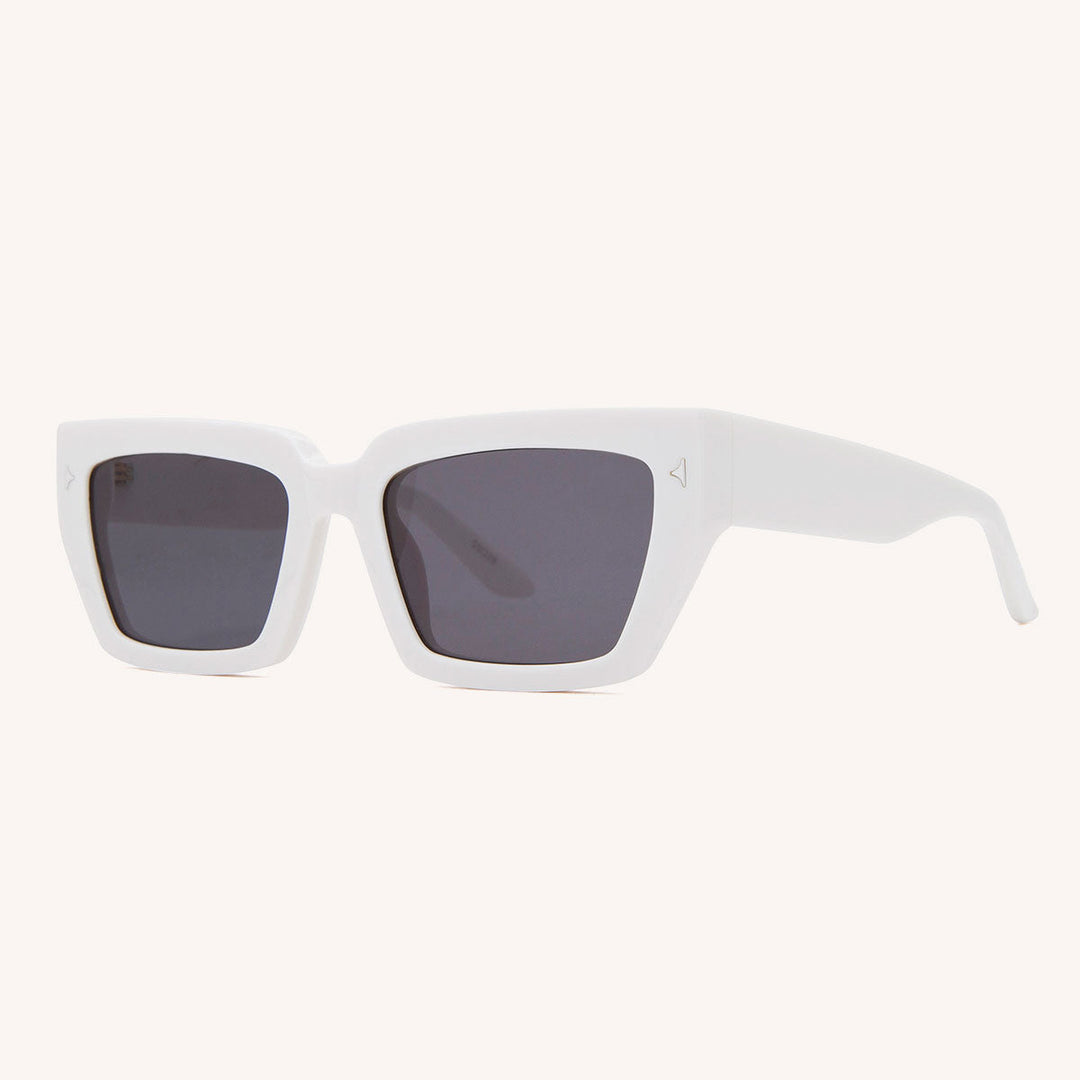 Ladies fashionable sunglasses in trendy, elegant design Bowlift