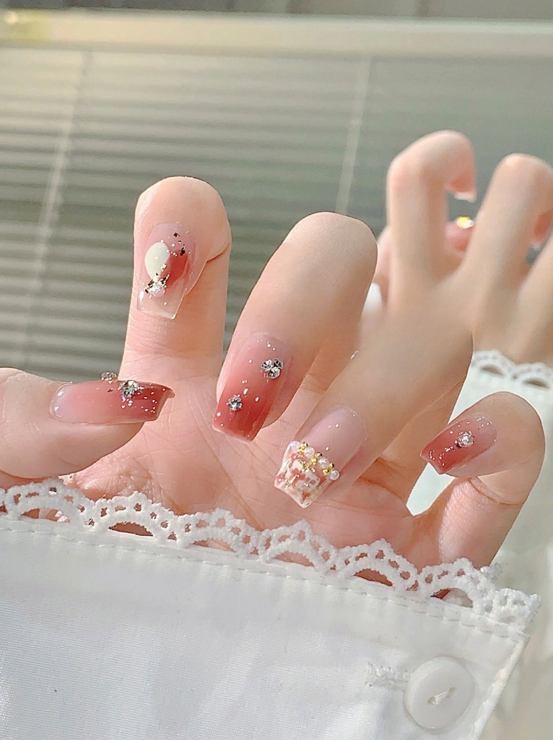 Decorative Acrylic Nail Art Set Bowlift