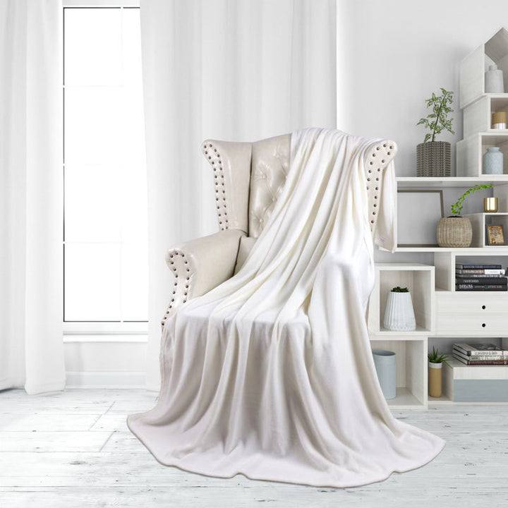 Ladies luxurious and cuddly living room blanket Bowlift