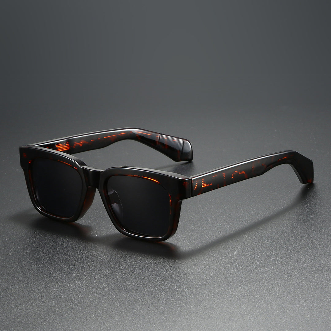 Women's square sunglasses with distinctive tortoiseshell pattern Bowlift