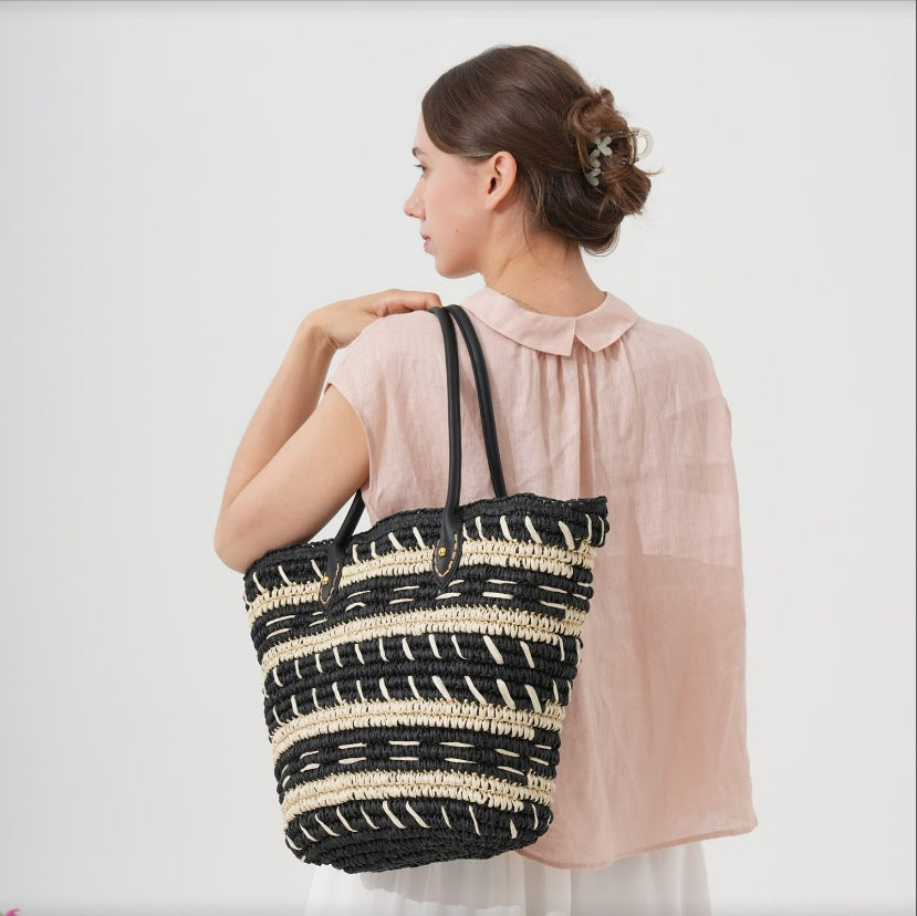 Beach bag made of braided natural material Bowlift