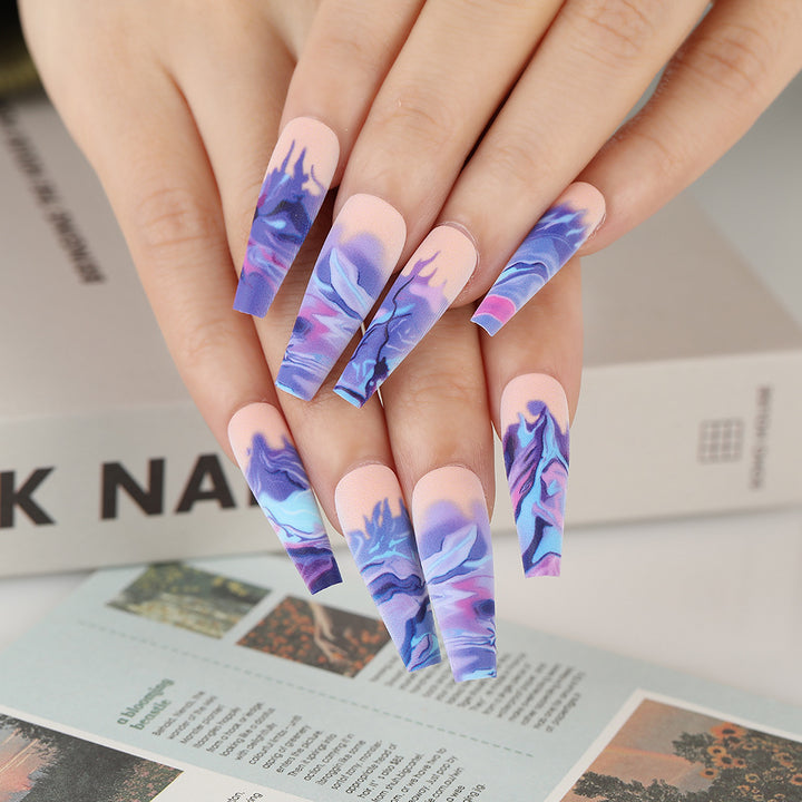 Artificial nails in modern marble design Bowlift
