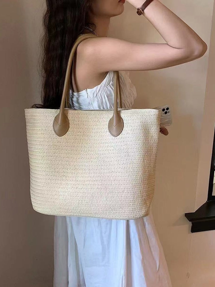 Stylish and Spacious Everyday Bag Bowlift