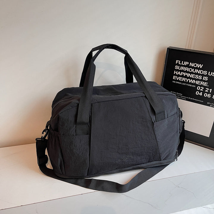 Sporty travel bag with innovative storage Bowlift