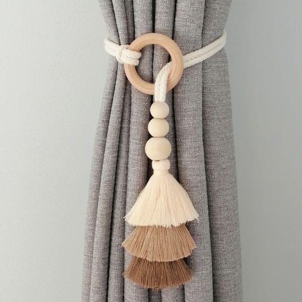 Decorative curtain holder with tassels Bowlift